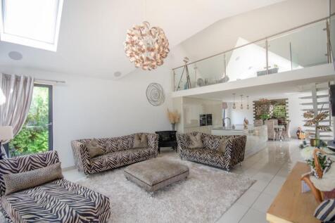 Living area.jpg