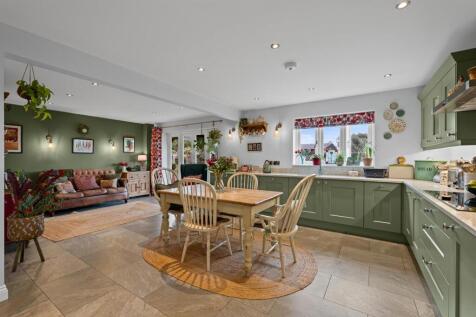 4 Normanton Court-9.jpg