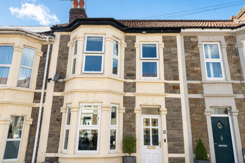 A beautifully presented two double bedroom house, situated on a popular residential road, offered furnished and available from 17th August 2026.