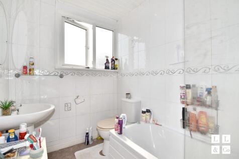 BATHROOM (FIRST FLOOR)