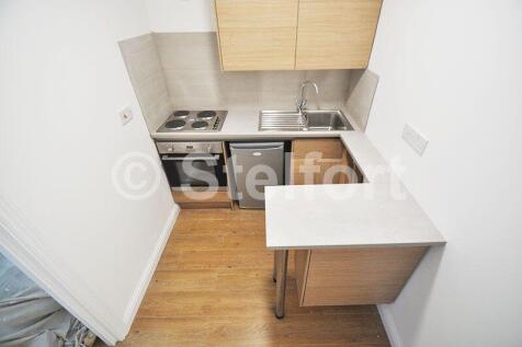 A recently refurbished to high standard split level 4 bed 2 bath property is located in archway within minutes walk to the tube station & local amenities