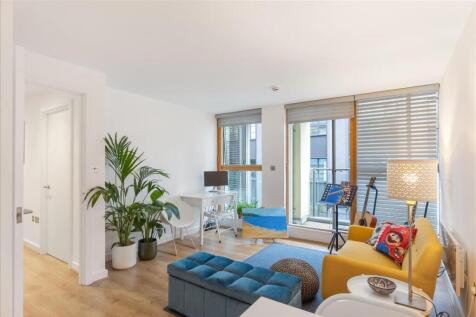 A stunning fourth floor one double bedroom apartment in this well maintained portered block, with a private terrace and less than 5 minutes walk to Old Street underground station (Northern Line). This