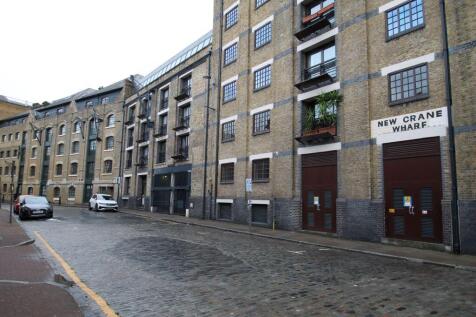 Very spacious Studio flat with underground parking located in this converted warehouse development located in Wapping, This property is located close to Wapping DLR station and High Street.