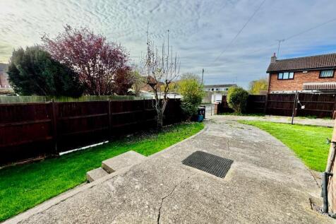 Side Garden &amp; Driveway 