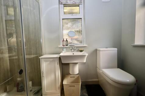 En suite to bedroom 1