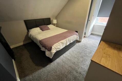 SPACIOUS DOUBLE ROOM WITH EN-SUITE SHOWER ROOM, COMMUNAL KITCHEN BREAKFAST ROOM, SPACIOUS COMMUNAL LOUNGE IN EXTREMELY WELL PRESENTED HOME IS AVAILABLE INCLUDING ALL BILLS. COMMUNAL AREAS GET CLEANED