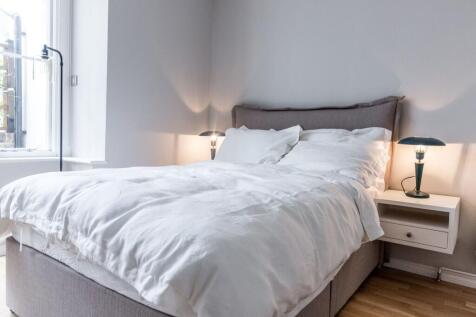 base rent: £2150, deposit: £2480.77, utility charges (heating, hot water, water, gas): £150, number of bedrooms: 0, size: 252.95 sq ft, apartment type: lower ground, , heating type: central, furnished