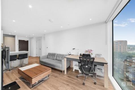 Bright apartment with private balcony and sweeping views. Enjoy premium amenities including concierge, gym, pool and spa facilities in this well-connected Manor House location near transport links and