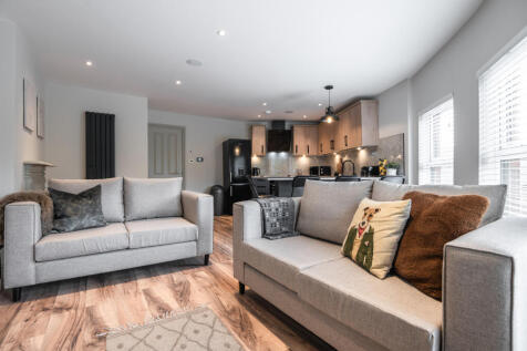 Luxury En-Suite Double Room Available – High-End House Share in L17 – £680 PCM (All Bills Included)Available form the end of June .