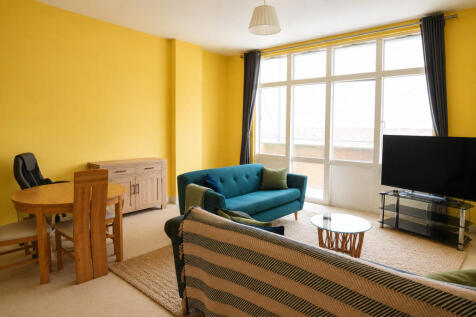 Large first floor two double bedroom flat, located within a few minutes from Central Bristol, benefiting from a private balcony.