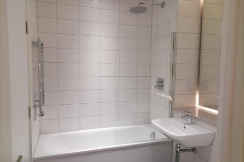 **Available on 21st October ** Beautifully presented one bedroomed apartment in the luxurious Local Crescent. A beautiful development in luxurious surroundings, which consist of on-site Gym, Swimming