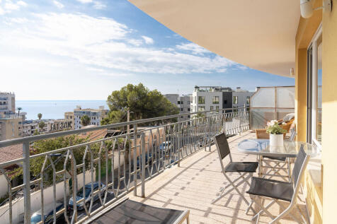 Terrace with sea views