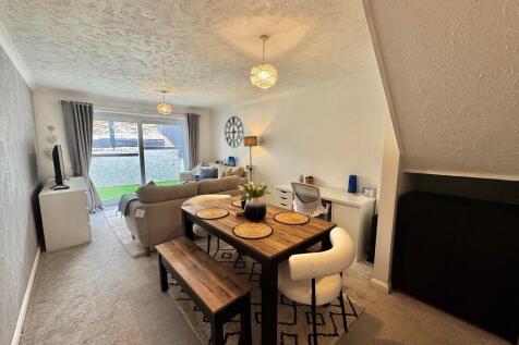 open plan lounge/...