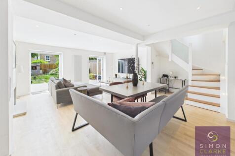 Managed by Simon Clarke Letting agents is this unique and spacious two-bedroom, two-bathroom duplex apartment available in the sought-after N4 area. The lower ground floor has been thoughtfully opened