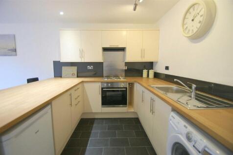 *** MODERN APARTMENT *** Offering 'to let' a 2 bedroom, first floor apartment, just off Dib Lane in Oakwood. The property boasts a large open plan kitchen, fitted with breakfast bar and white goods. L