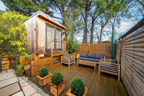 Home office / Guest Room with shower
