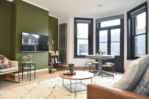 SHORT LET - Bills included. Beautifully equipped and furnished ground floor apartment a stones throw from the open heath and all the amenities of Blackheath Village