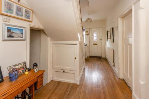 49 Canterbury Road-hall.jpg