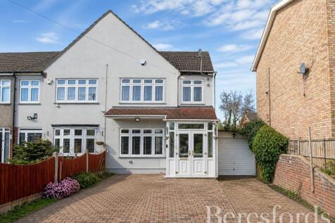 3 Bedroom Terraced in RM2 6PR