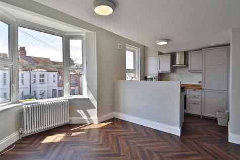 Lounge Kitchen 2.jpg