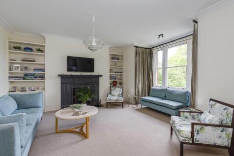 A wonderful opportunity to rent this magnificent flat of over 1,900 square feet (180 sq metre) set on the second floor of this red brick mansion block. This three-bedroom apartment overlooks the pictu