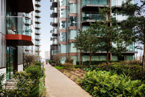 2 bed, 2 bath Apartment in london - Photo 15