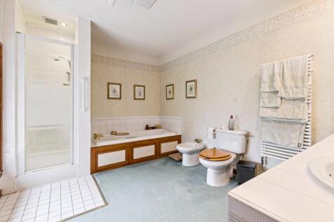 4 bed, 4 bath Detached in Glasgow - Photo 32