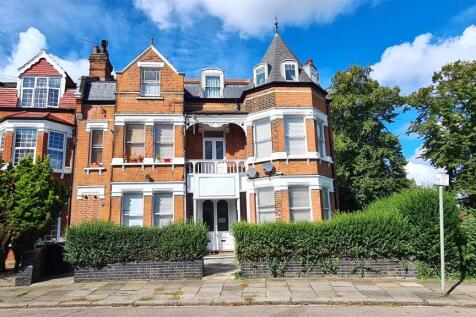 Homelink are pleased to welcome this lovely two bedroom flat located just off Bounds Green Road between both Wood Green & Bounds Green underground Stations. The property boasts a spacious lounge/kitch