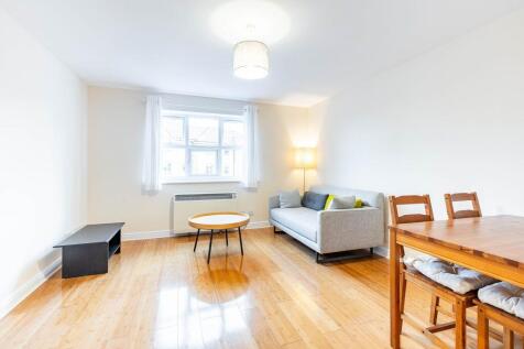 Located near Greenwich Cutty Sark, this 2nd-floor flat offers modern comfort and urban convenience. Just moments from the Thames Path and Greenwich Park, this newly-decorated flat features bright, spa