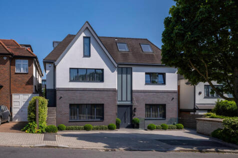 Luxury 8 bedroom newly built family home in 2016