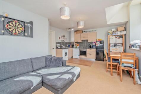 Open Plan Living Room / Dining Area / Fitted Kitch