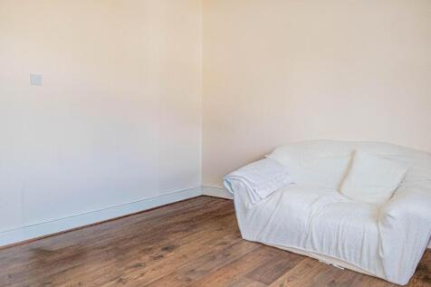 * AVAILABLE NOW * ROOM TO RENT in well presented two bedroom flat - all bills included. Jeffrey Ross & The Property Outlet are delighted to offer this Furnished/Unfurnished Double Room to the market,
