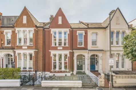 Located on the top floor of a Victorian conversion, this one bedroom flat comes with a large reception room, separate kitchen, shower room and storage space within the eaves.