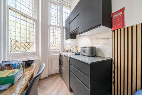 Contemporary Semi-Studio for short-term rent