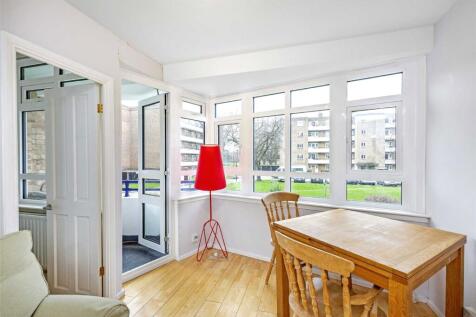 This small one bed is a perfect pied-a-terre, rental property or starter home in the heart of South Fulham.