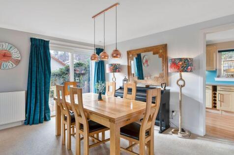 4 bed, 2 bath Detached in Leeds - Photo 4