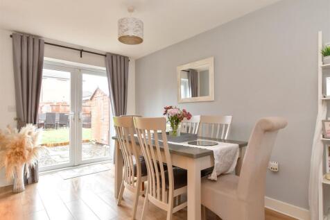 Lounge/Dining Area