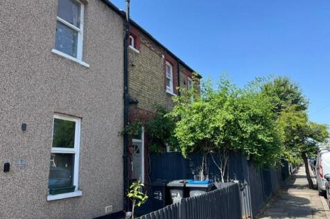 One double bedroom first floor maisonette with it's own front door located within walking distance of both Tooting mainline and Colliers Wood tube stations. Offered in good condition, generous size an