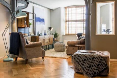 Martin & Co are proud to present this superb two bedroom apartment in one of Manchester's finest period conversions, Royal Mills. Situated in the bohemian Northern Quarter, featuring an expansive, bri