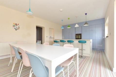 Kitchen/ Dining Room