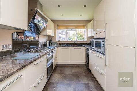 KITCHEN/BREAKFAST AREA