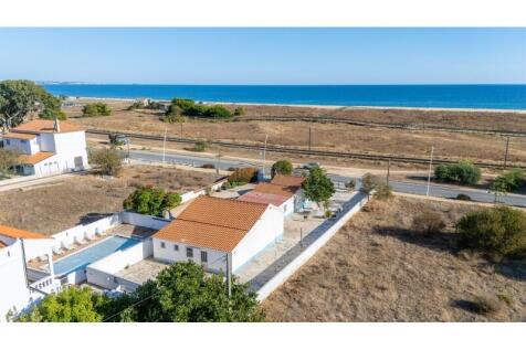2 Villas + Warehouse with an area of 1831m² in Meia Praia, Lagos