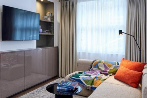 Experience five-star hotel living with the comfort and privacy of a luxury residence in the heart of Knightsbridge This elegant two-bedroom apartment offers beautifully designed living space, a fully