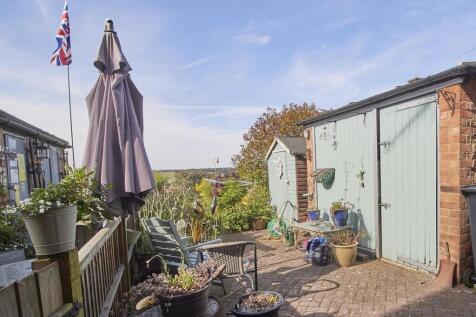 Family bathroom to rear