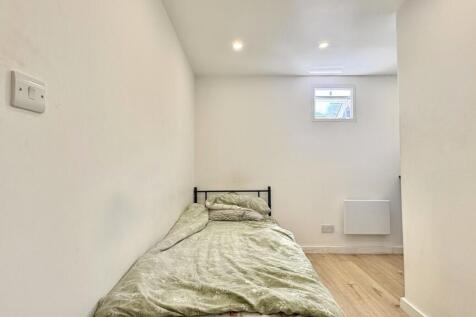 All Bills Included. Furnished. Open-plan Kitchen. Integrated Appliances. Washer/Dryer. Student-friendly. Central Location. Excellent Transport Links