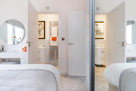 The main bedroom boasts an en suite shower room