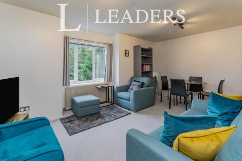 A lovely 2nd floor, purpose built flat in a convenient location for Therapia Lane & Ampere Lane tram stop. The property is in excellent condition throughout and comprises of one-bedroom, spacious livi