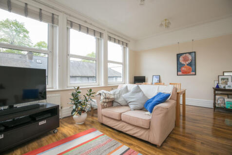 This one bedroom flat is situated within the heart of Wimbledon Village and only a short walk to the Train/Tube Station.