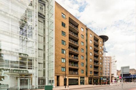 A bright and spacious two double bedroom, two bathroom flat available to let by Tower Hill. The future tenants will love the open plan living and prime location.