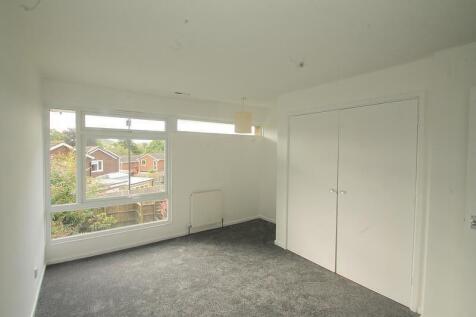 Bed 1 with fitted wa